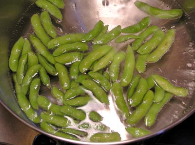 そこに、枝豆を入れます。