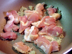 生姜と鶏肉を炒めます。