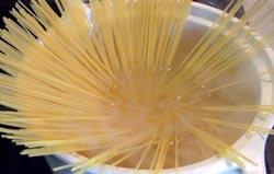 パスタはくっつかないように、たまに混ぜてくださいね。