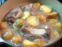 お出しでことこと煮込みます。
