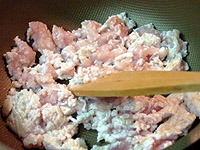 ほぐしながら、炒めます。