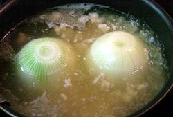 おだしを入れて、ことこと煮ます。
