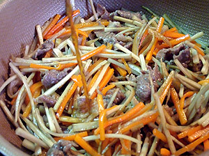 「つゆ」などの調味料を加えたら、きちんと炒り付けます！