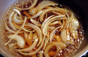 つゆでタマネギを煮ます。
