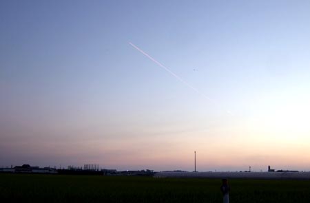 すぅーっと伸びていく飛行機雲