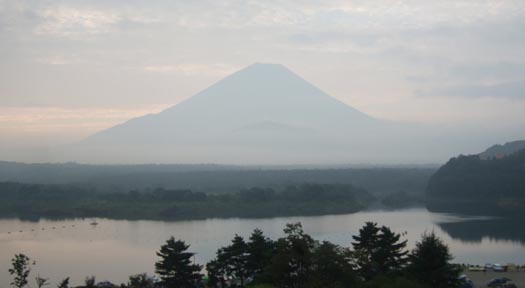 朝靄にかすむ富士山