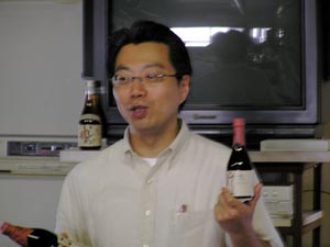 【ひしほ醤油】を手に、熱く語ります。