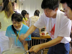 皆でワイワイ、味噌汁作り！