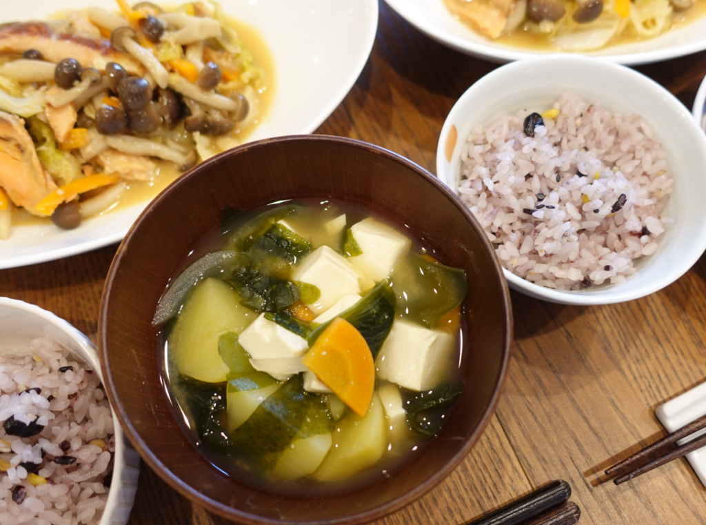 じゃがいもとわかめと豆腐のお味噌汁